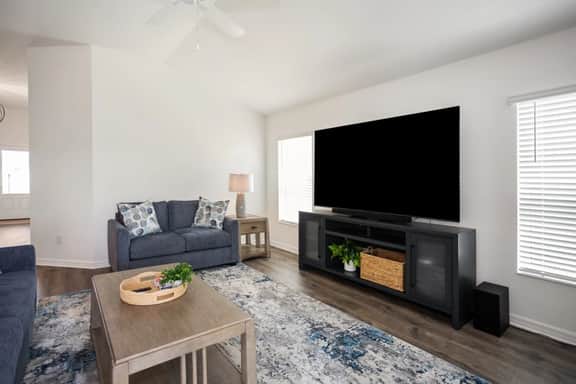 Emmit Stylish Retreat (Oak Hollow) - Image 4